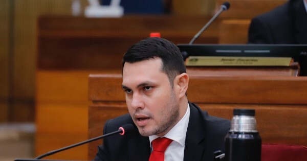 La oposición pide destituir a Hernán Rivas por título falso y denuncia que el Ministerio de Educación lo encubrió