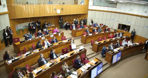 La Nación / Ajuste de jubilación obligatoria beneficiará a funcionarios públicos con aportes inferiores a 10 años