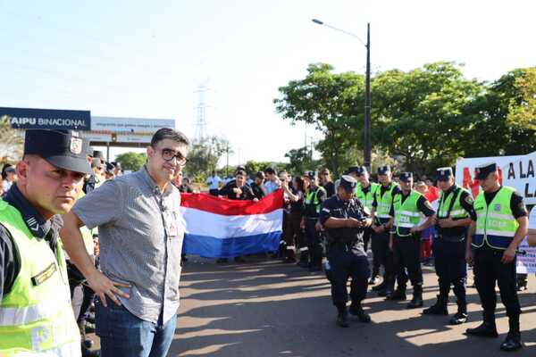 Tristemente célebre ex seccionalero de Abdo encabeza manifestación de despedidos de Itaipú - ADN Digital