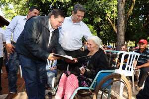 Titular del Indert entregó nuevos títulos de propiedad a familias rurales de San Pedro | RADIO NACIONAL