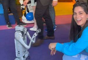 [VIDEO] ¡Fabi Martínez conoció a un perro robot!