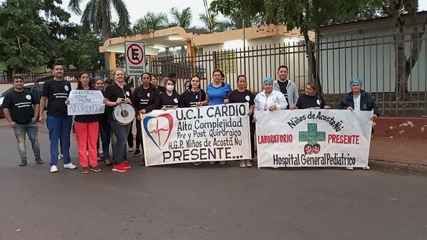 Tercera semana de manifestación de funcionarios del hospital Pediátrico en reclamo al aumento salarial - Nacionales - ABC Color