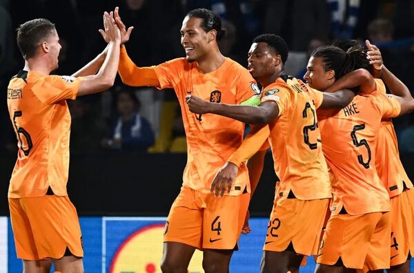 Van Dijk acerca a los Países Bajos a la Eurocopa con un postrero gol de penal - Fútbol Internacional - ABC Color