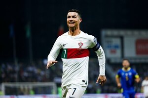Versus / Portugal, con doblete de Cristiano Ronaldo, goleó a Bosnia y Herzegovina