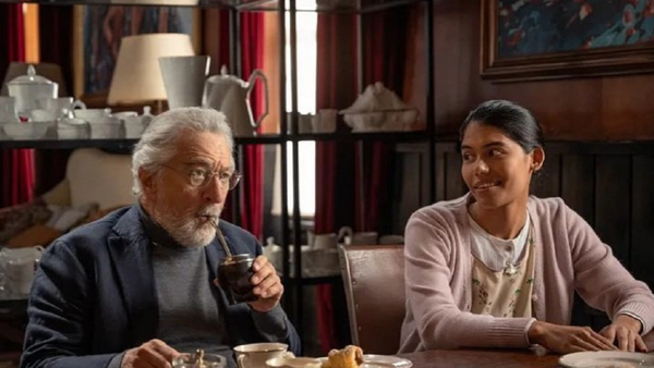 Majo Cabrera impone el guaraní en serie argentina con Robert De Niro