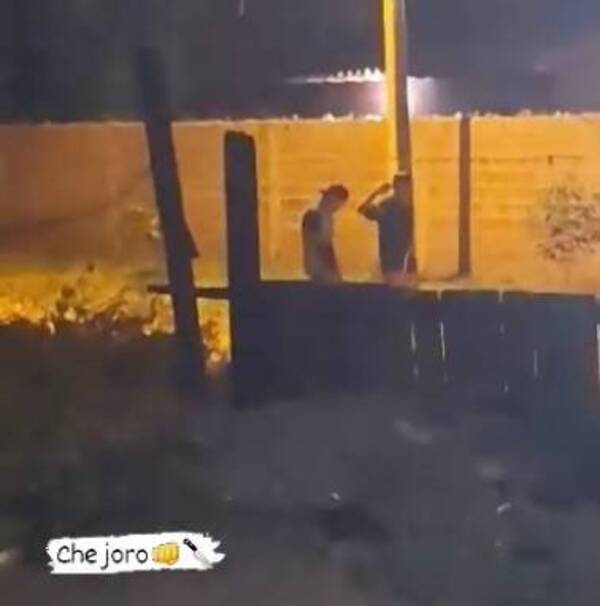 [VIDEO] ¡Orgulloso! Mita'i grabó a su papá en una pelea callejera y subió a sus redes