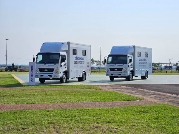 Hyundai y Automotor entregaron al Ministerio de Salud cinco clínicas móviles para diagnóstico general de la población