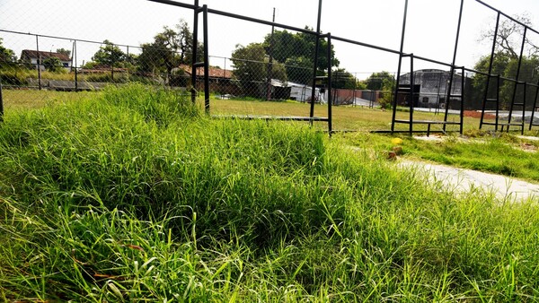 Vecinos del barrio Ytay exigen que culmine la obra parada en la plaza