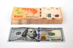 El peso argentino en su nivel más bajo a G. 9 - Economía - ABC Color
