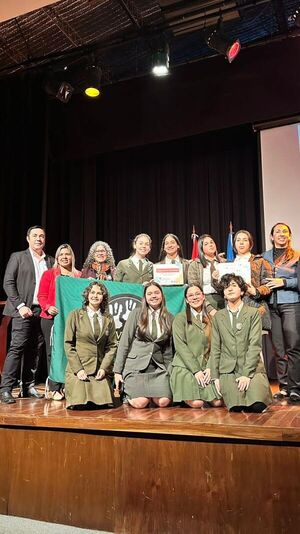 COLEGIO DIVINA ESPERANZA OBTIENE PREMIO NACIONAL DE CIENCIAS, PIERRE ET MARIE CURIE, EN LA CAPITAL