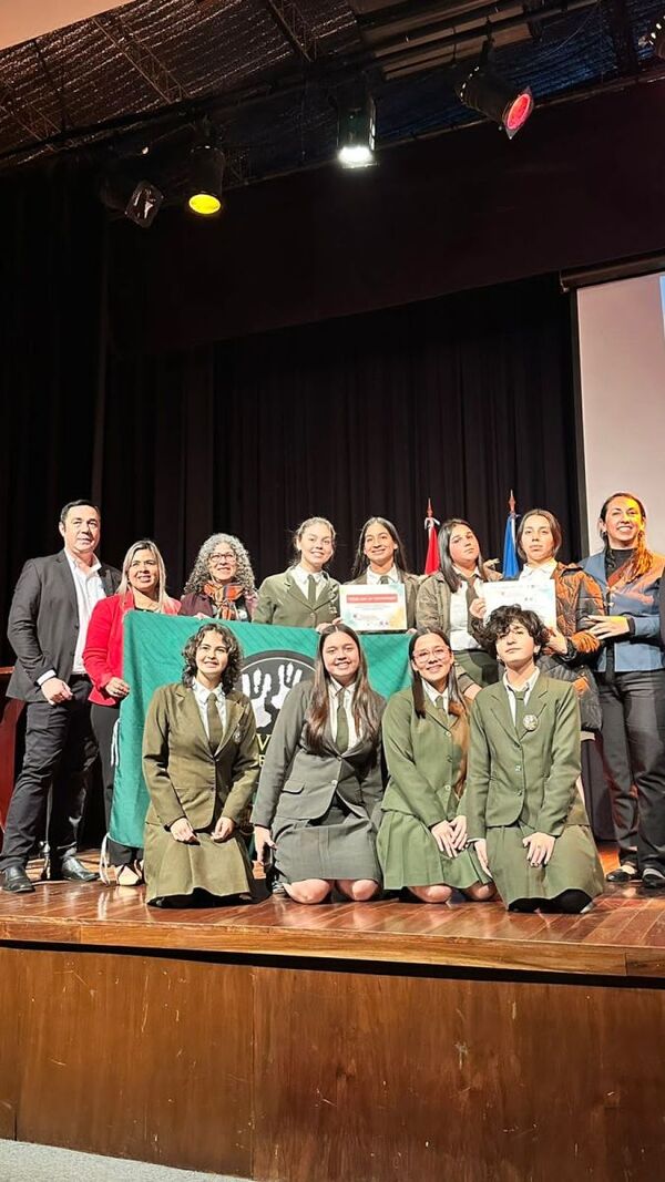 COLEGIO DIVINA ESPERANZA OBTIENE PREMIO NACIONAL DE CIENCIAS, PIERRE ET MARIE CURIE, EN LA CAPITAL