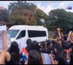 Desvinculados de Itaipú siguen en manifetación contra Zacarías - Paraguay.com