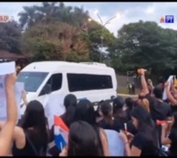 Desvinculados de Itaipú siguen en manifetación contra Zacarías - Paraguay.com