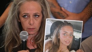 La madre de la joven secuestrada en Gaza y filmada en video: "Mi hija es una leona"