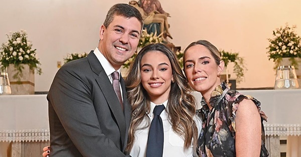 Santiago Peña: “Hoy terminás el colegio, estamos orgullosos de la persona que sos” - EPA