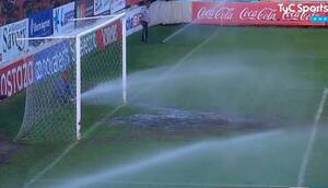 ¡Increíble! Embarraron la cancha: “regaron” el área rival en el entretiempo de la final