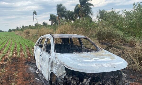 Vehículo se incendia en Puerto Irala