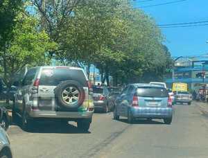 Buscan sancionar a conductores que "dan lugar" en la fila para Cruzar a Posadas