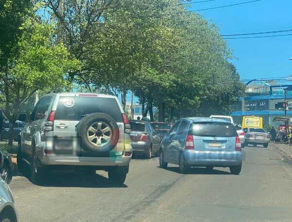 Buscan sancionar a conductores que "dan lugar" en la fila para Cruzar a Posadas