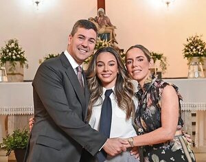 Costanza, la hija de Santiago Peña, culminó sus estudios secundarios - Gente - ABC Color