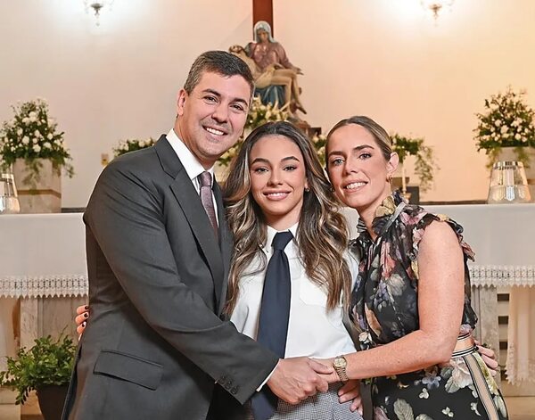 Costanza, la hija de Santiago Peña, culminó sus estudios secundarios - Gente - ABC Color