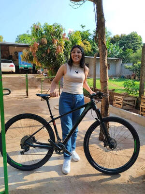 [VIDEO] ¡Hermoso gesto! Ciclista sorteó su bici para pagar tratamiento de su esposa y la ganadora se lo devolvió