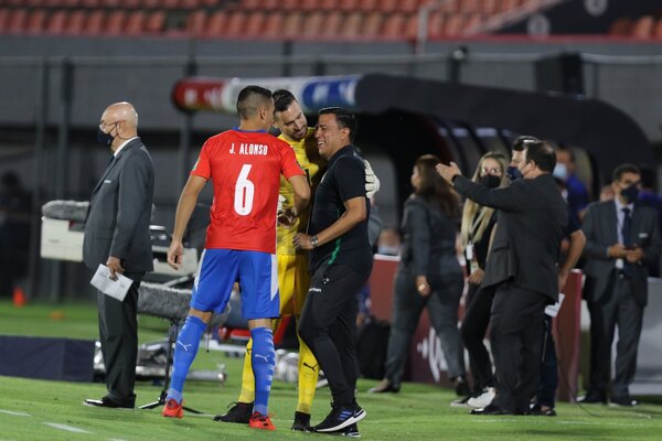 Versus / Los 12 "sobrevivientes" del último Paraguay-Bolivia en Asunción