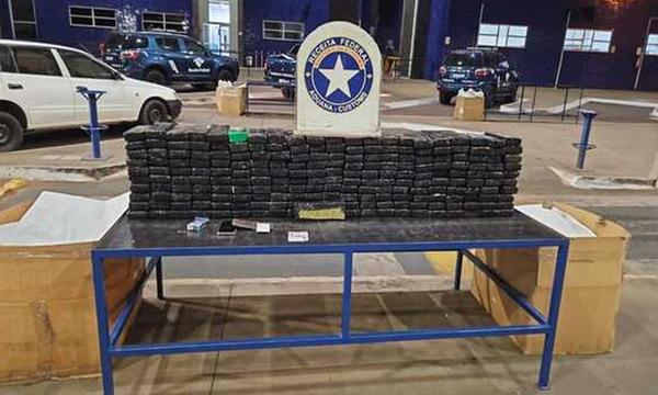 Autoridades brasileñas detuvieron a un joven paraguayo con 125 kilos de marihuana en el Puente de la Amistad