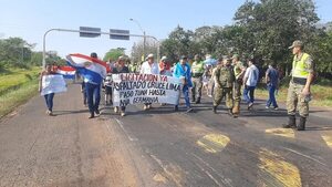 Limeños se movilizan sobre la ruta PY08 para exigir camino de todo tiempo - Nacionales - ABC Color