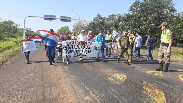 Limeños se movilizan sobre la ruta PY08 para exigir camino de todo tiempo - Nacionales - ABC Color