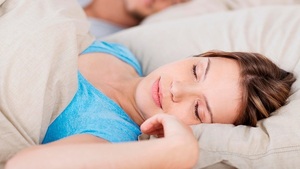 ¿Cómo tus pensamientos previos al sueño afectan tu descanso?