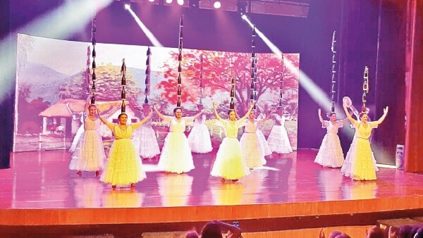 El grupo de danzas Kove emocionó con show Patria