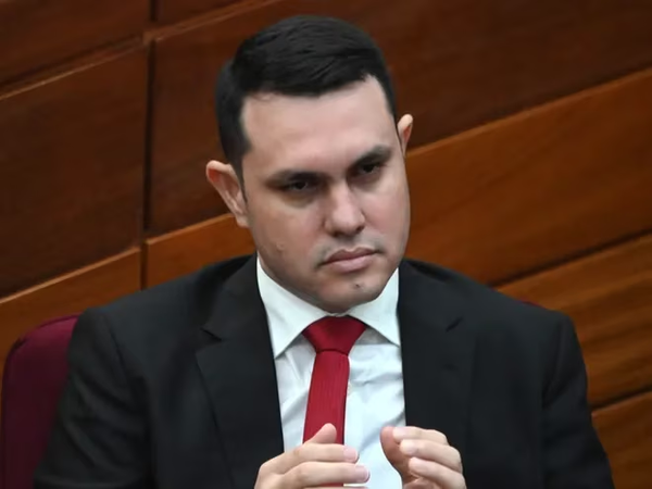 Rivas exhibe títulos y acusa a Paciello de presionar a favor de abogados