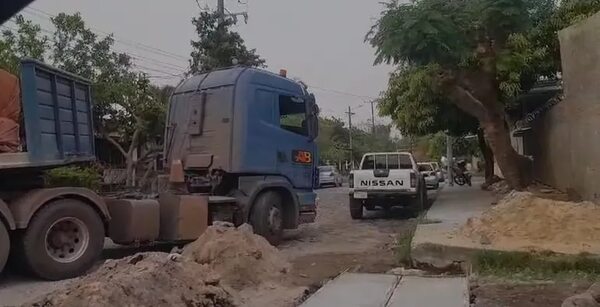Video: peligro inminente en el barrio Ytay por falta de señalización de obras - Crónicas Ciudadanas - ABC Color