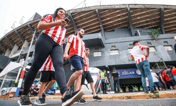 (VIDEO). ¡El bus de la Albirroja ya llegó al Defensores del Chaco!