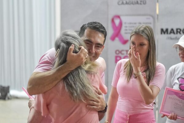 Octubre Rosa: Primera Dama departamental homenajeó a sobrevivientes