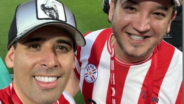 [GALERÍA] Los famosos alientan a la albirró en el Defensores