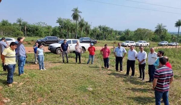 Oferentes se interiorizan de terreno donde se construirán aulas para la Facultad de Ciencias, sede Carapeguá, de la Unves - Nacionales - ABC Color
