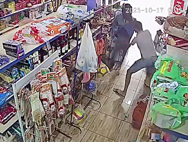 Dueño de minimercado reacciona contra delincuente y evita asalto - La Clave