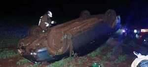Conductor sobrevive milagrosamente después de volcar en la ruta PY07 en Capitán Meza
