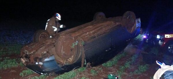 AUTOMOVILISTA SE SALVA DE MILAGRO EN APARATOSO VUELCO SOBRE RUTA PY07