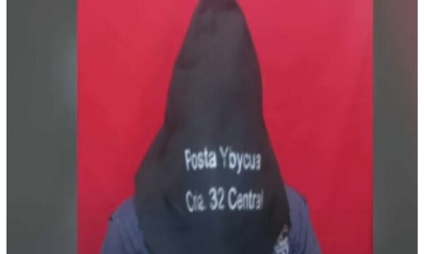 Niño llamó al 911 para anunciar una bomba en su escuela y su papá quedó preso