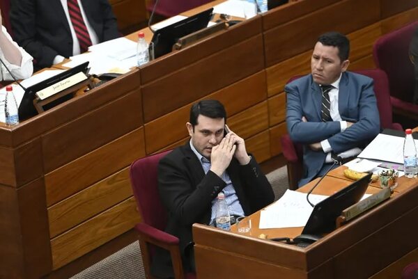 Óscar Rodríguez Kennedy reconoce su firma en el diploma de Rivas - Política - ABC Color
