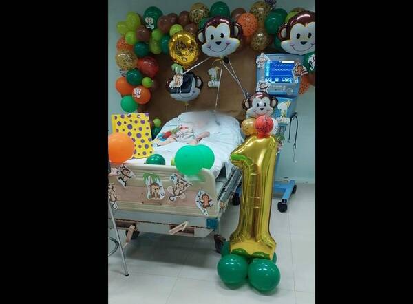 Emotivo primer cumple de un niño que lleva un año en Terapia Intensiva