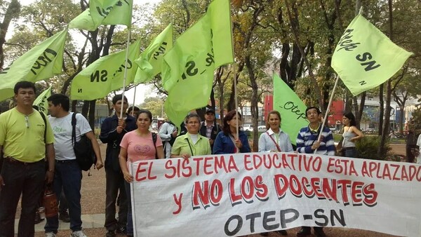DOCENTES VAN A PARO GENERAL PARA EXIGIR LA NIVELACIÓN SALARIAL