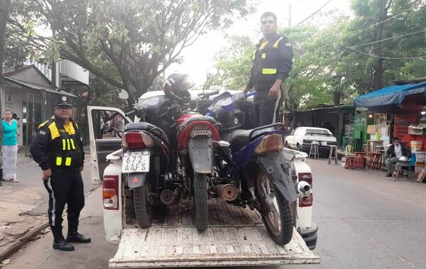 PMT incauta motos y autos frente a Hospital •