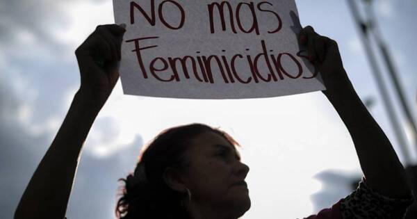 La Nación / Exigen condenas ejemplares para casos de feminicidio, frente al Palacio de Justicia