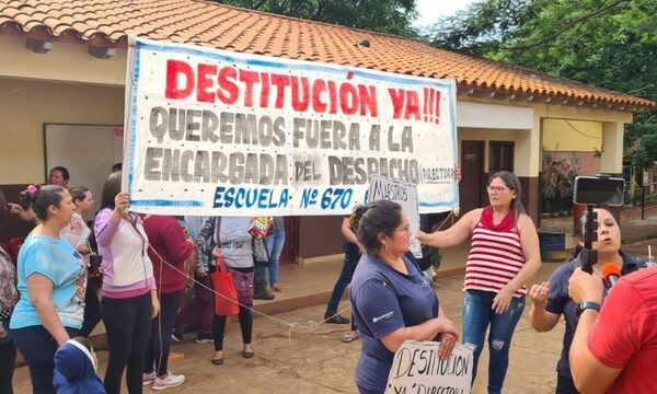 Padres de familia piden renuncia de directora