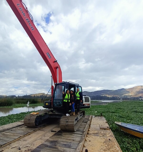 Se emplean siete excavadoras Link-Belt en la remoción de sedimentos de laguna en Colombia