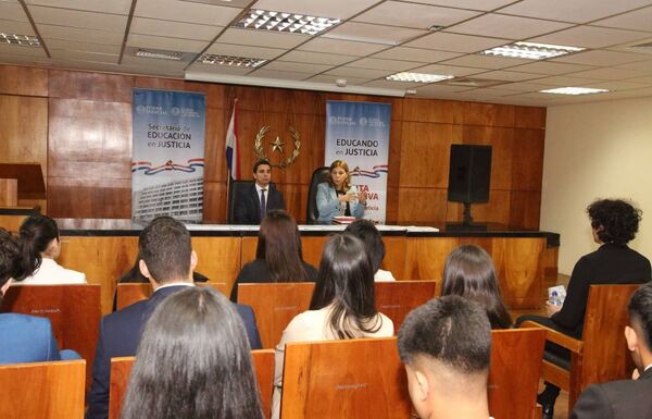 Visita de estudiantes de derecho en sede judicial de Capital
